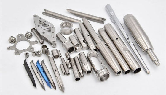 Ιατρικό τιτάνιο άξονων αεροπορίας που επεξεργάζεται τα μέρη, CNC κυλίνδρων πιάτων στη μηχανή γυρίζοντας μέρη